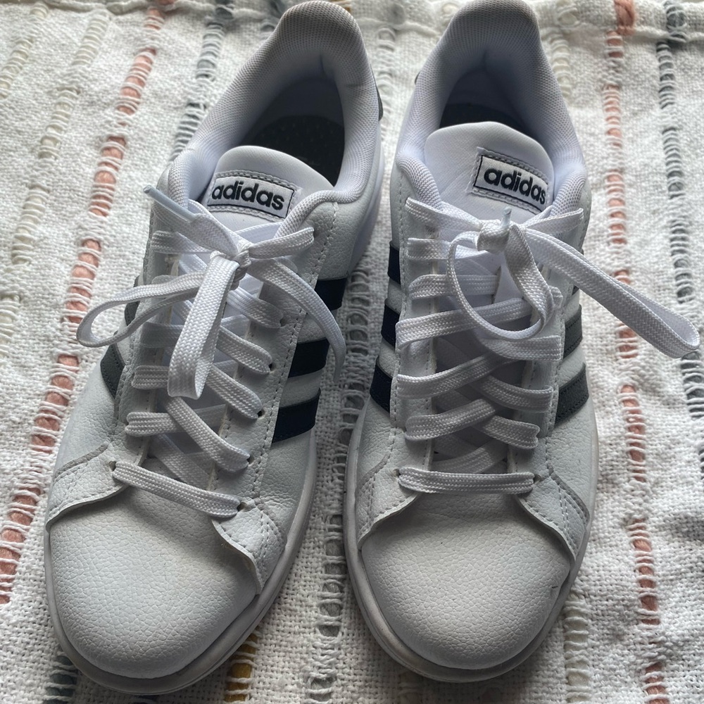 Women’s Adidas white and black shoes SIZE: 7
